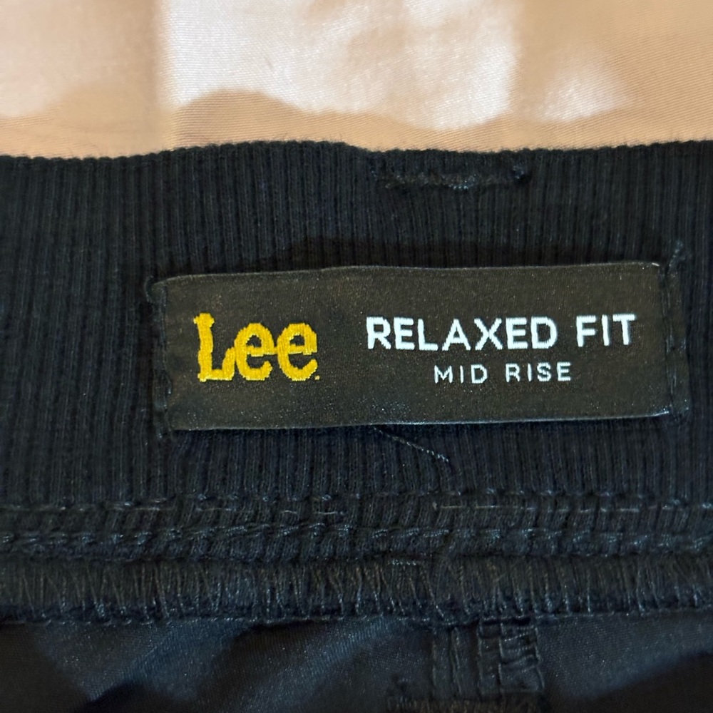 Lee woman’s Dark Cargo Shorts - Picture 4 of 5